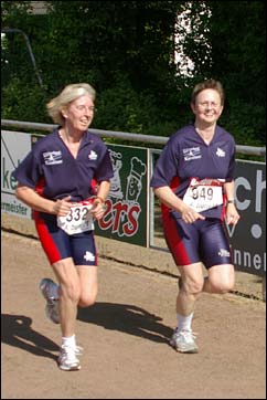 Marlies Verberkt und Christel Winkels beim Golddorf-Lauf 2007