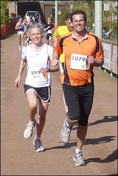 Maria Scherf (links) beim Golddorf-Lauf 2010